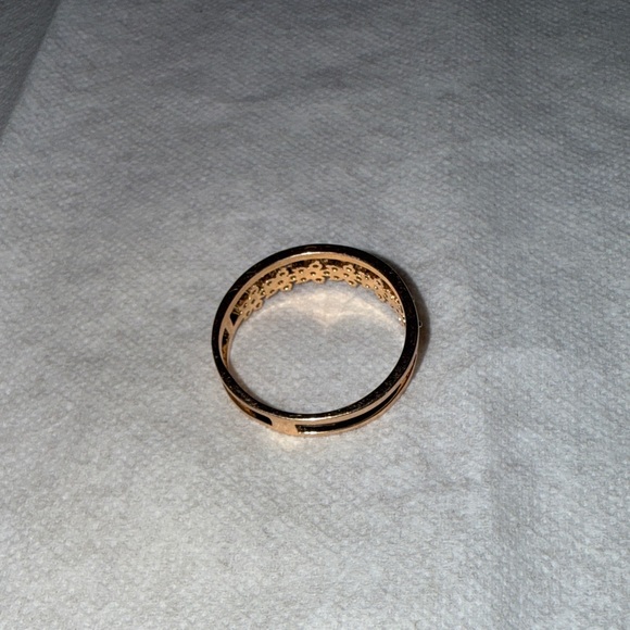 Elegant Gold-Tone Women's Ring - Picture 3 of 7